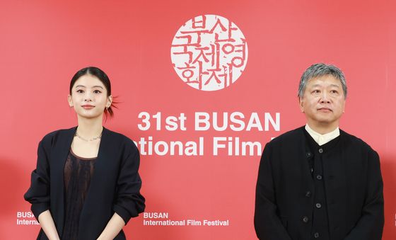 인사하는 데구치 나츠키와 고레에다 히로카즈 감독