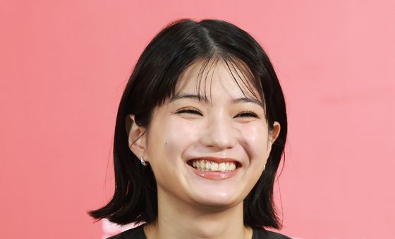 미소짓는 마키타 아쥬