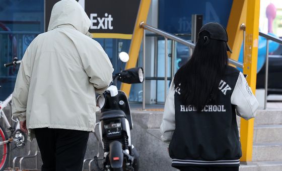 두꺼워진 옷차림
