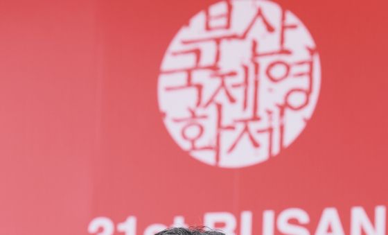취재진 질문에 답하는 고레에다 히로카즈 감독