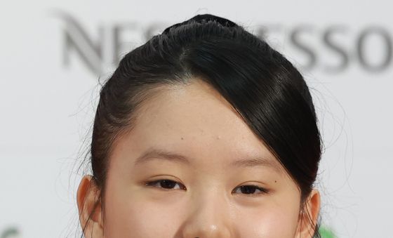 미소짓는 오카다 로카