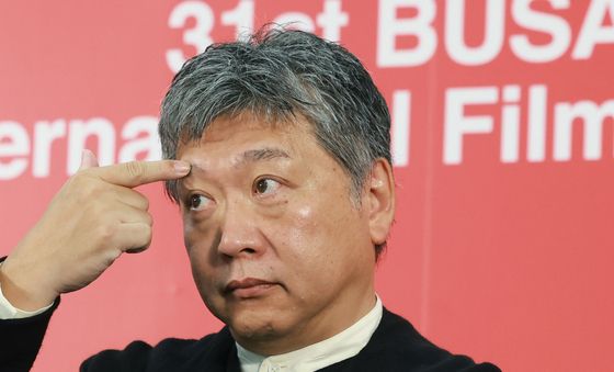 취재진 질문 듣는 고레에다 히로카즈 감독