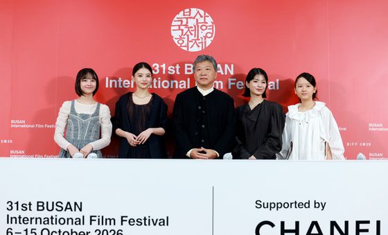 포즈 취하는 고레에다 히로카즈 감독과 배우들