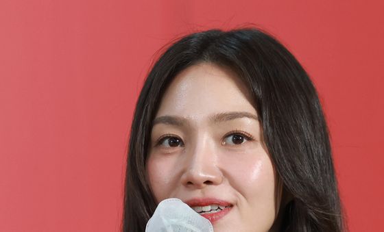 인사말 하는 최희서