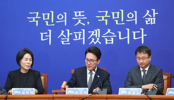 의사봉 두드리는 김민석 대표