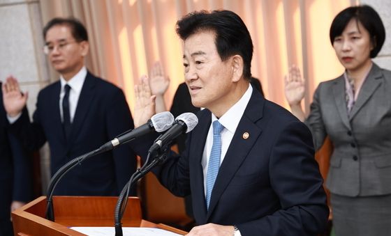 [국감] 정동영 통일부 장관 증인선서