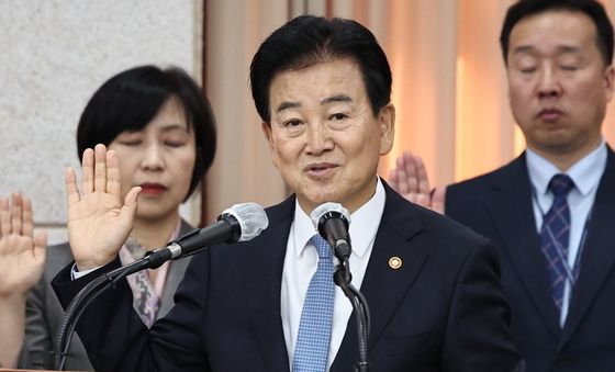 [국감] 증인선서하는 정동영 통일부 장관