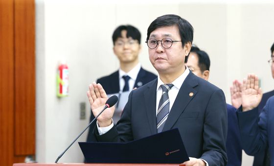 [국감] 선서하는 최휘영 문체부 장관