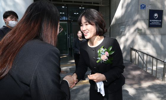 직원과 인사 나누는 홍종희 대구중수청장
