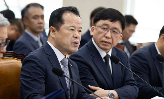[국감] 대화 나누는 중앙선관위 위철환 직무대행과 강동완 사무총장 직무대행