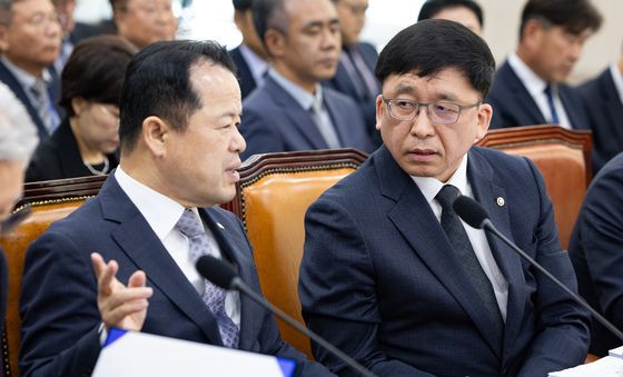 [국감] 중앙선관위 위철환 위원장 직무대행과 강동완 사무총장 직무대행 '논의'