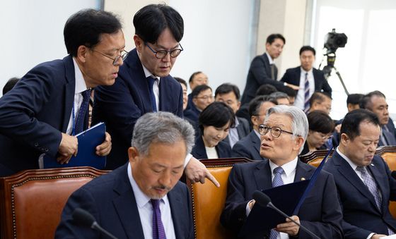 [국감] 직원들과 대화하는 최동석 인사혁신처장