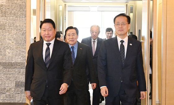 경제6단체장 간담회장 이동하는 이형일 부총리