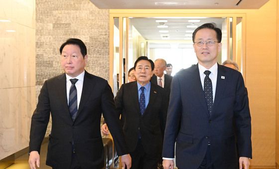 간담회장 향하는 이형일 부총리와 경제6단체장