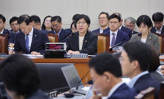 [국감] 의원 질의 답변하는 정은경 장관