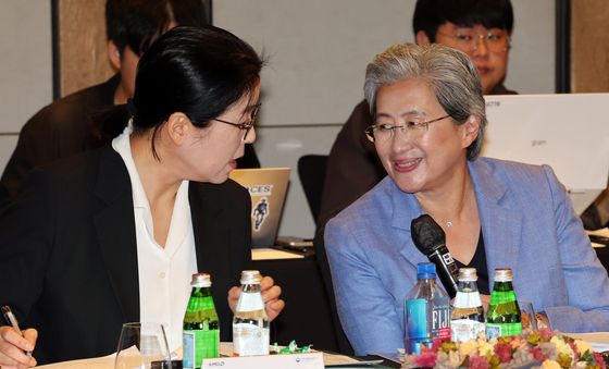 통역과 대화 하는 리사 수 회장