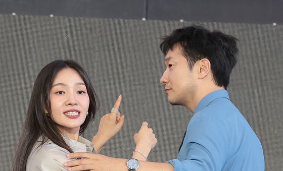 최희서 에스코트 하는 손석구