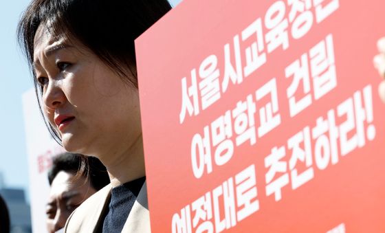 눈물 흘리는 여명학교 졸업생