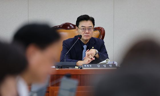 [국감] 산자위 국감 주재하는 김성원 위원장