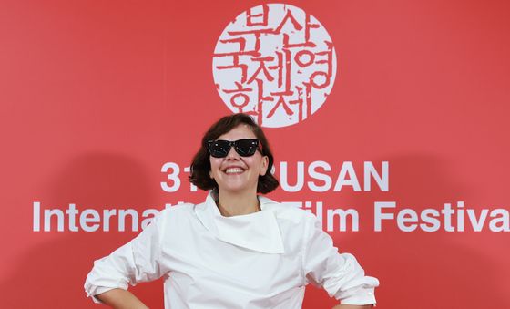 부산 찾은 매기 질렌할