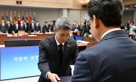 [국감] 선서문 제출하는 강신철 국방부 장관