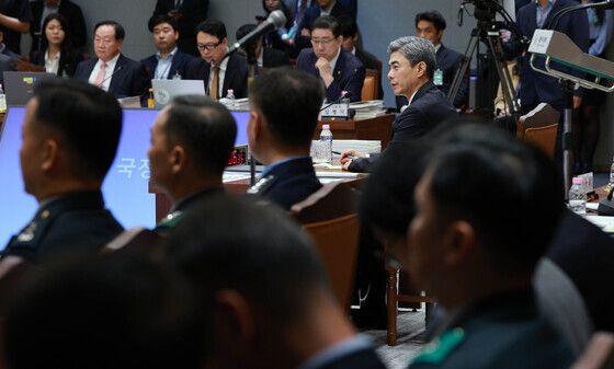 [국감] 의원들의 질의에 답하는 강신철 국방장관