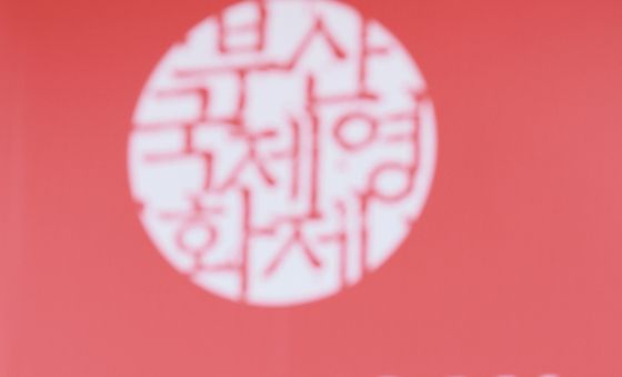 취재진 질문애 답하는 허안화 감독