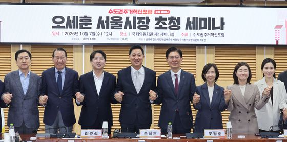 손 잡고 기념촬영하는 오세훈 시장