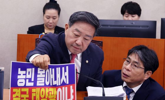 [국감] 손팻말 제거하는 강승규 의원