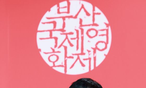 미소짓는 허안화 감독