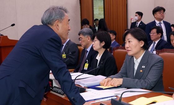[국감] 與 간사와 대화 나누는 송미령 장관