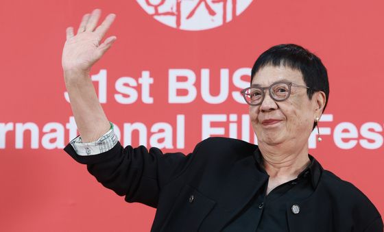 허안화 감독, 밝은 손 인사