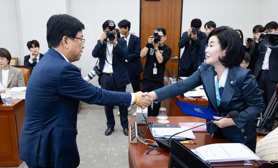 [국감] 김희정 교육위원장과 인사하는 최교진 교육부 장관