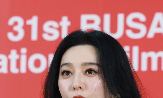취재진 질문에 답하는 판빙빙