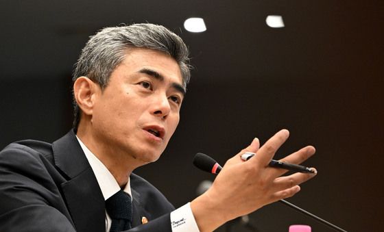 [국감] 의원 질의 답변하는 강신철 장관