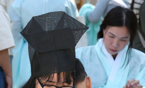 아기 품에 안고 '한글 백일장'