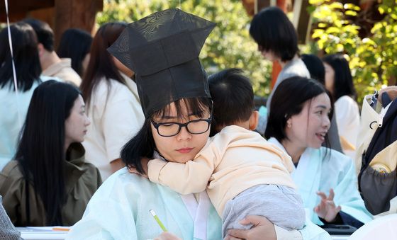 아기 품에 안고 '한글 백일장'