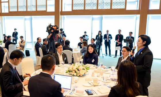 출입기자단 오찬간담회 발언하는 한성숙 국무총리