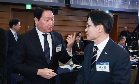 대화하는 최태원 회장과 김정관 장관