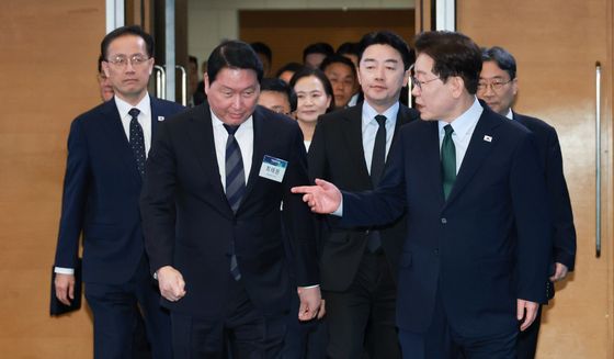 함께 입장하는 이재명 대통령과 최태원 회장
