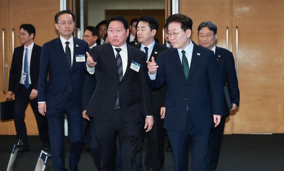 함께 입장하는 이재명 대통령과 최태원 회장