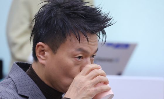 [국감] 물 마시는 박진영
