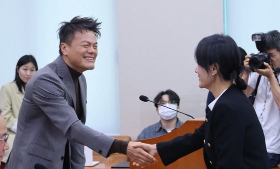 [국감] 인사하는 박진영 위원장