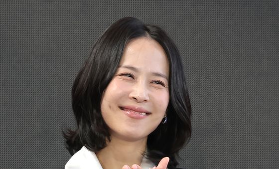 조여정, 반달 눈웃음