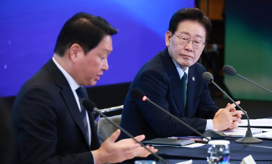 최태원 회장 바라보는 이재명 대통령