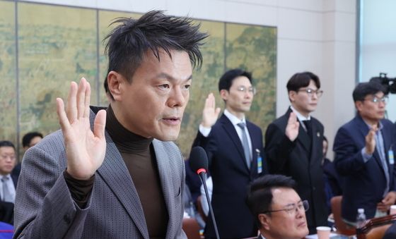 [국감] 선서하는 박진영 위원장