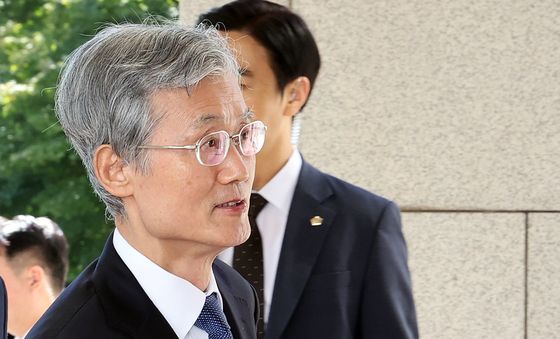 출근하는 조희대 대법원장, 취재진 질문에 '묵묵부답'