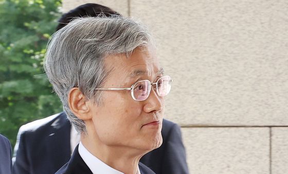 출근하는 조희대 대법원장