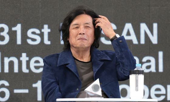 미소짓는 이창동 감독