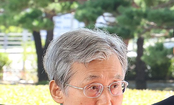 출근하는 조희대 대법원장